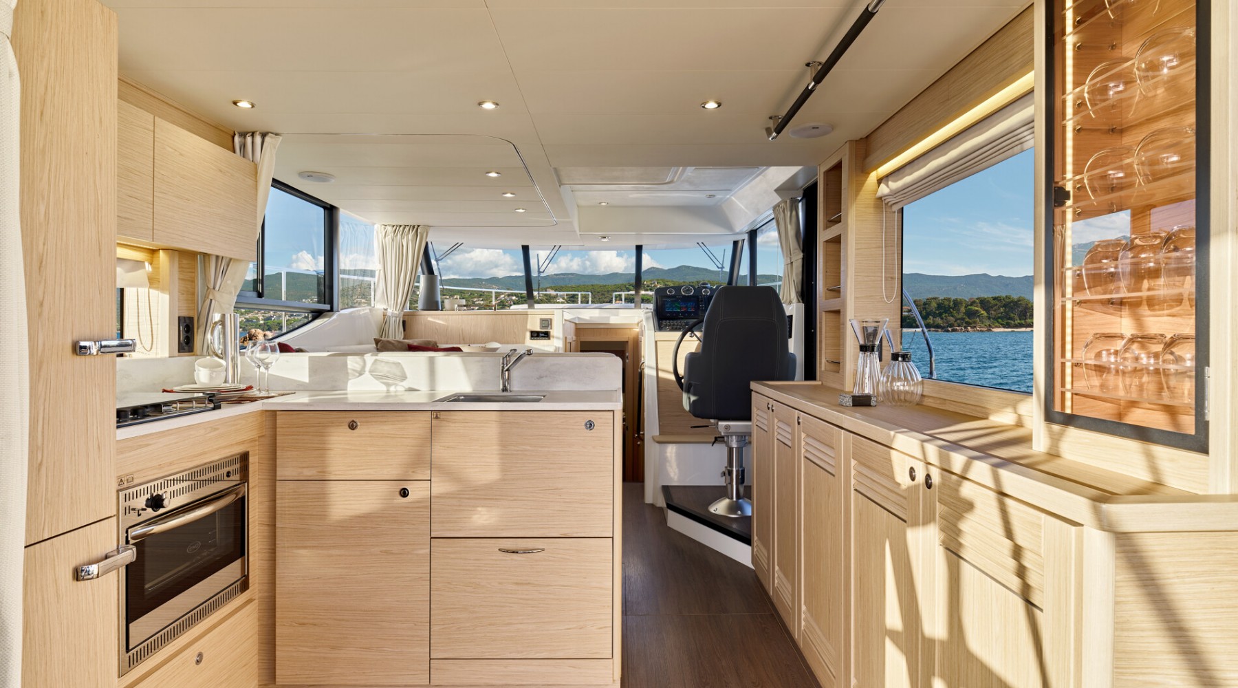swift_trawler_48_foto_catalogo_beneteau_swift_trawler_48_14_cocina_salon_comedor.JPG