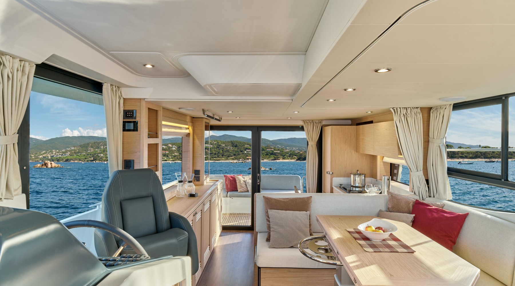 swift_trawler_48_foto_catalogo_beneteau_swift_trawler_48_18_interior_salon_cocina.JPG