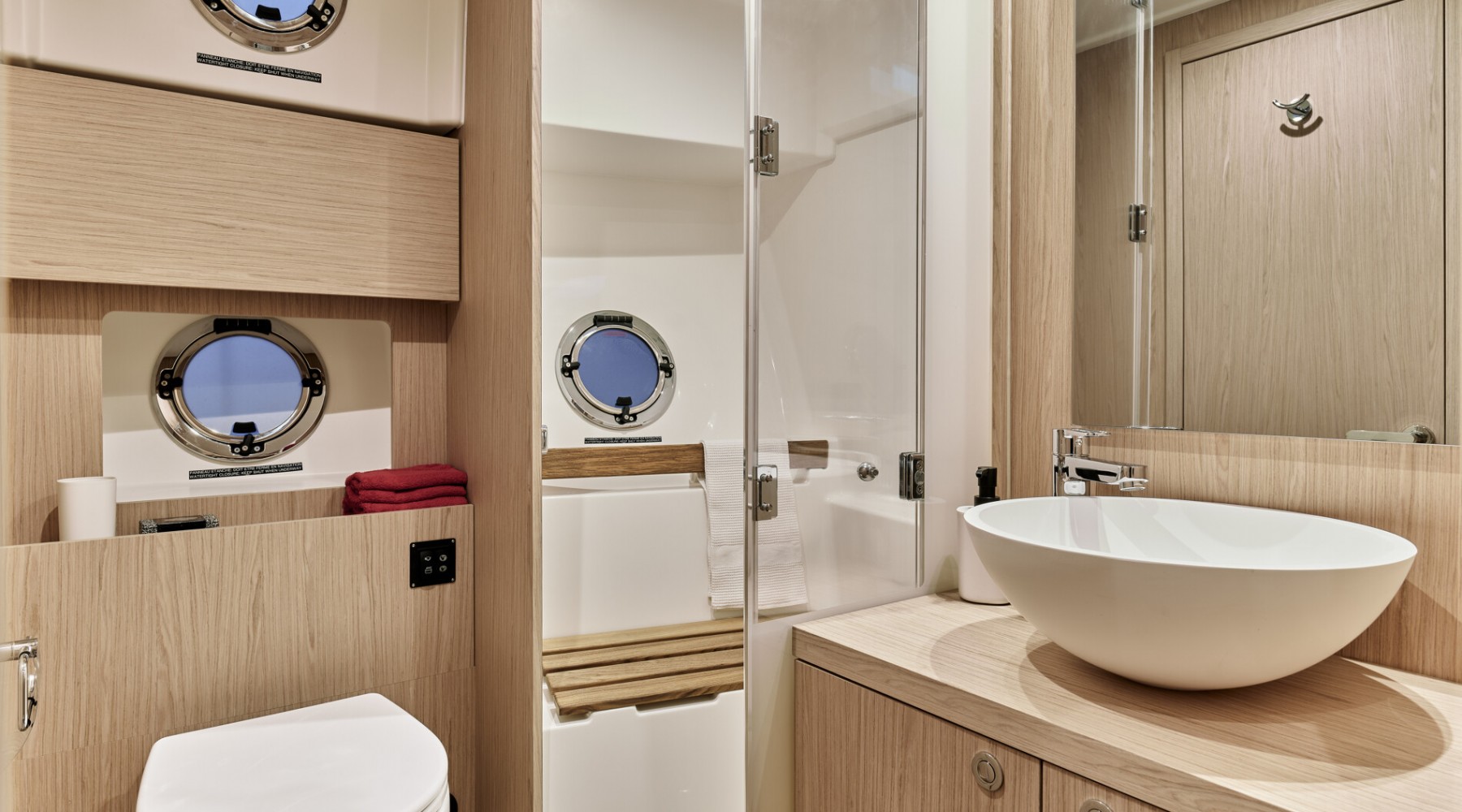 swift_trawler_48_foto_catalogo_beneteau_swift_trawler_48_25_bano_principal.JPG