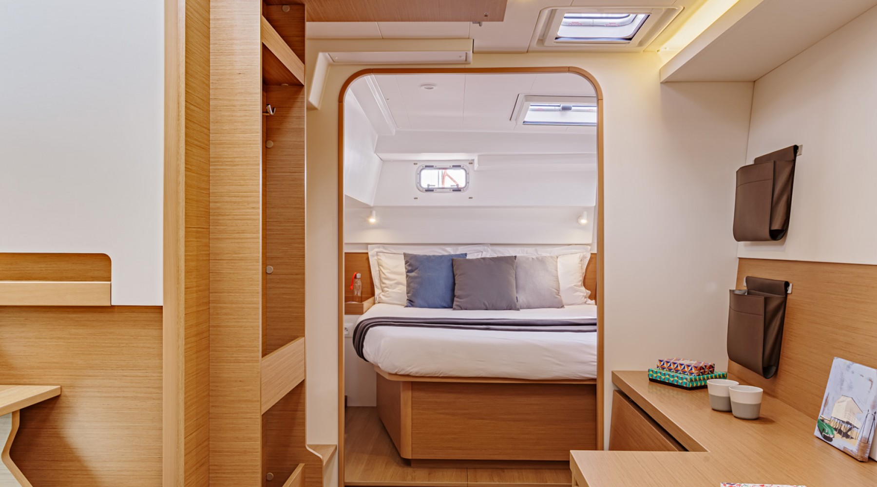 excess_12_foto_catologo_excess_catamarans_excess_12_14_acceso_camarote_principal.jpg