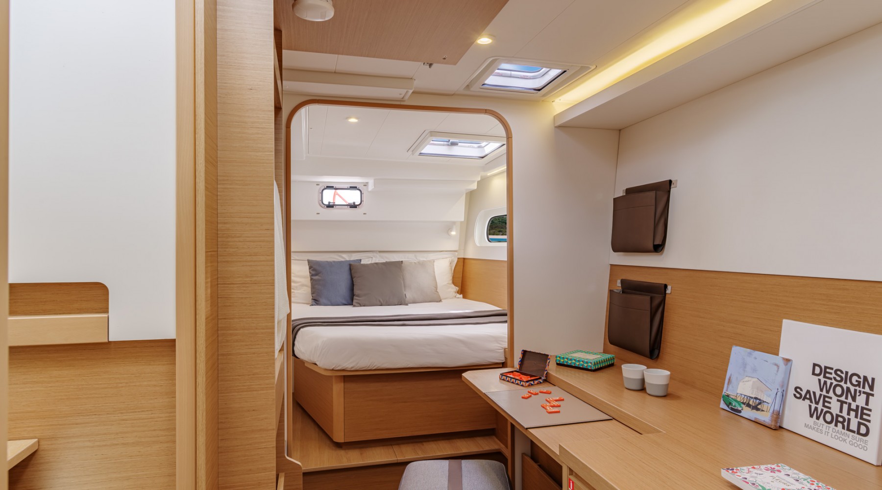 excess_12_foto_catologo_excess_catamarans_excess_12_15_despacho_camarote_principal.jpg