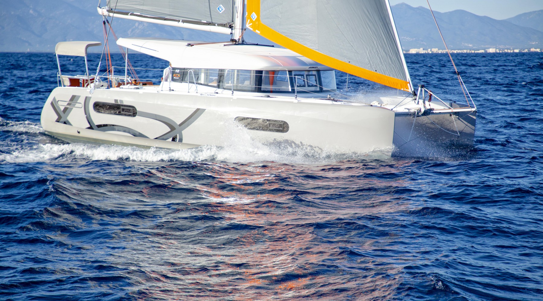 excess_12_foto_catologo_excess_catamarans_excess_12_21_exterior_proa.jpg