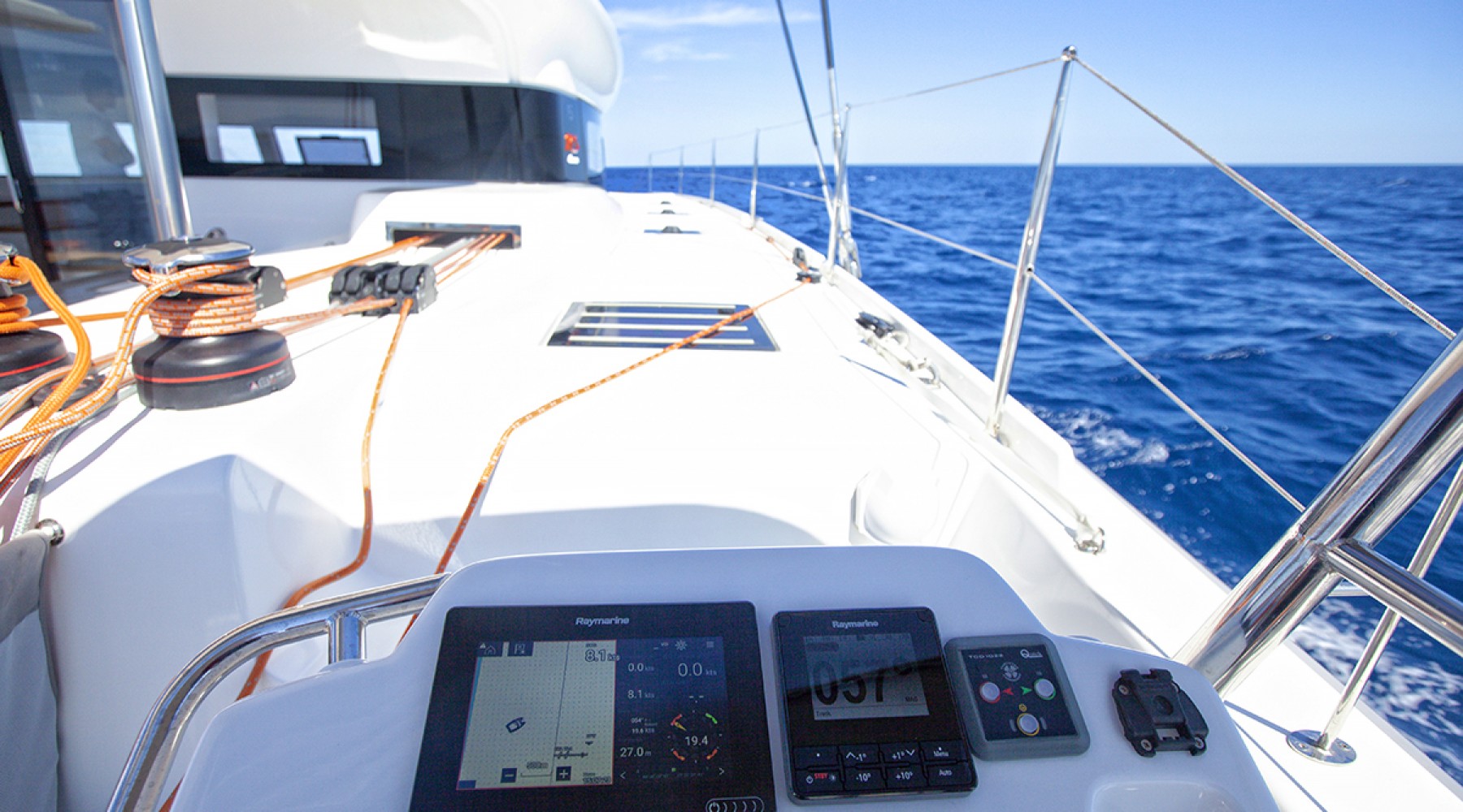 excess_15_foto_catalogo_excess_catamarans_excess_15_03_electronica_puesto_de_mando.jpg