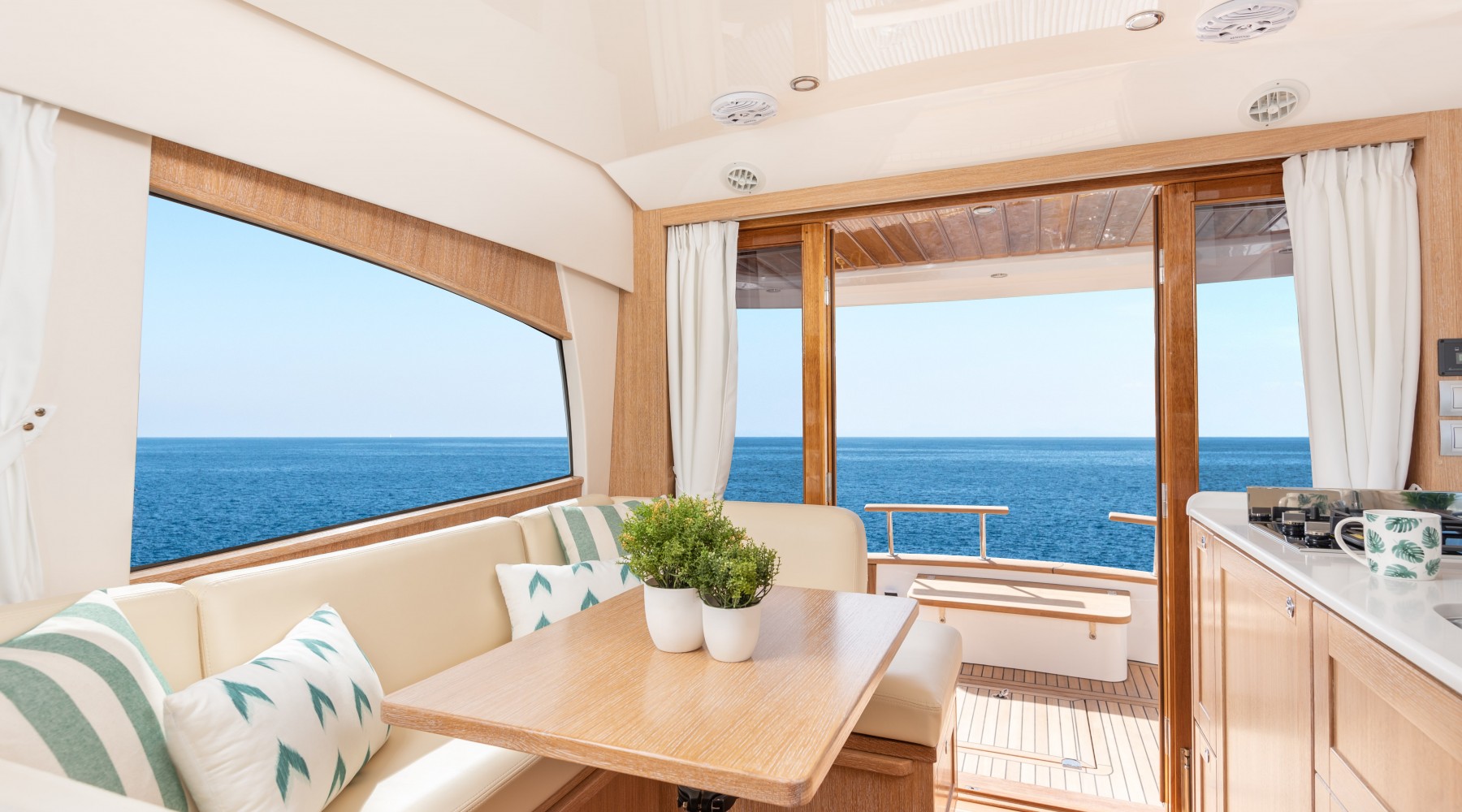 menorquin_34_ht_foto_catalogo_sasga_yachts_menorquin_34_ht_09_comedor.jpg