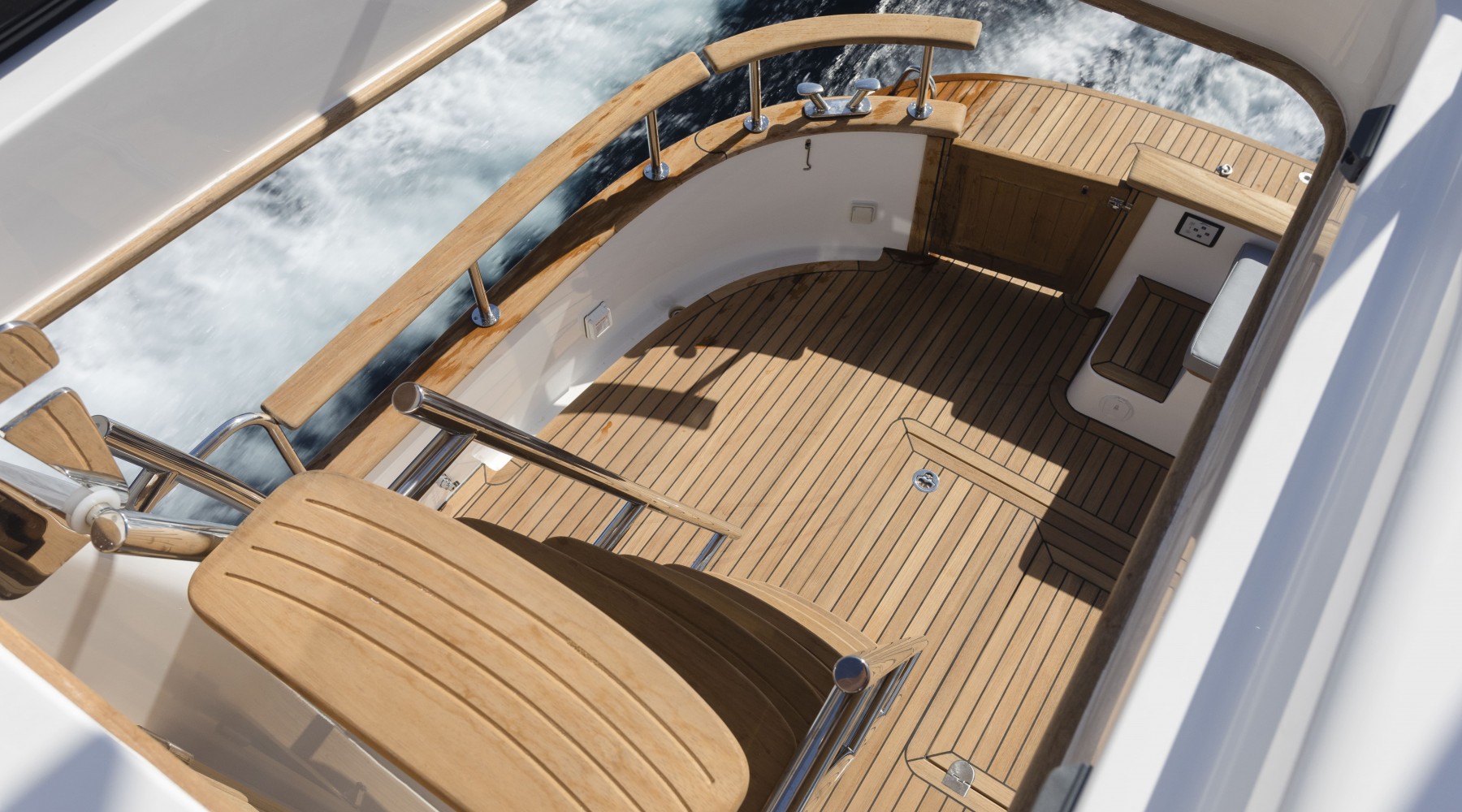 menorquin_42_fb_foto_catalogo_sasga_yachts_menorquin_42_fb_08_escaleras_flybridge.jpg