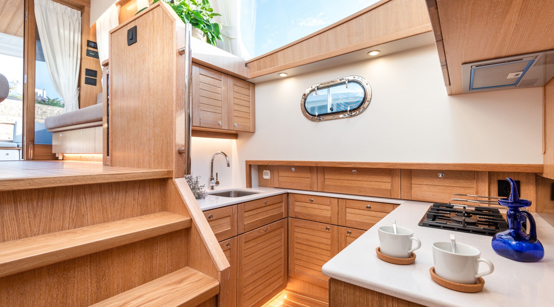 menorquin_42_ht_foto_catalogo_sasga_yachts_menorquin_42_ht_12_cocina_standard.jpg