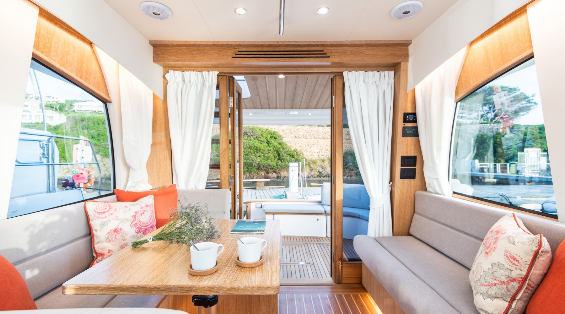 menorquin_42_ht_foto_catalogo_sasga_yachts_menorquin_42_ht_14_comedor_standard.jpg