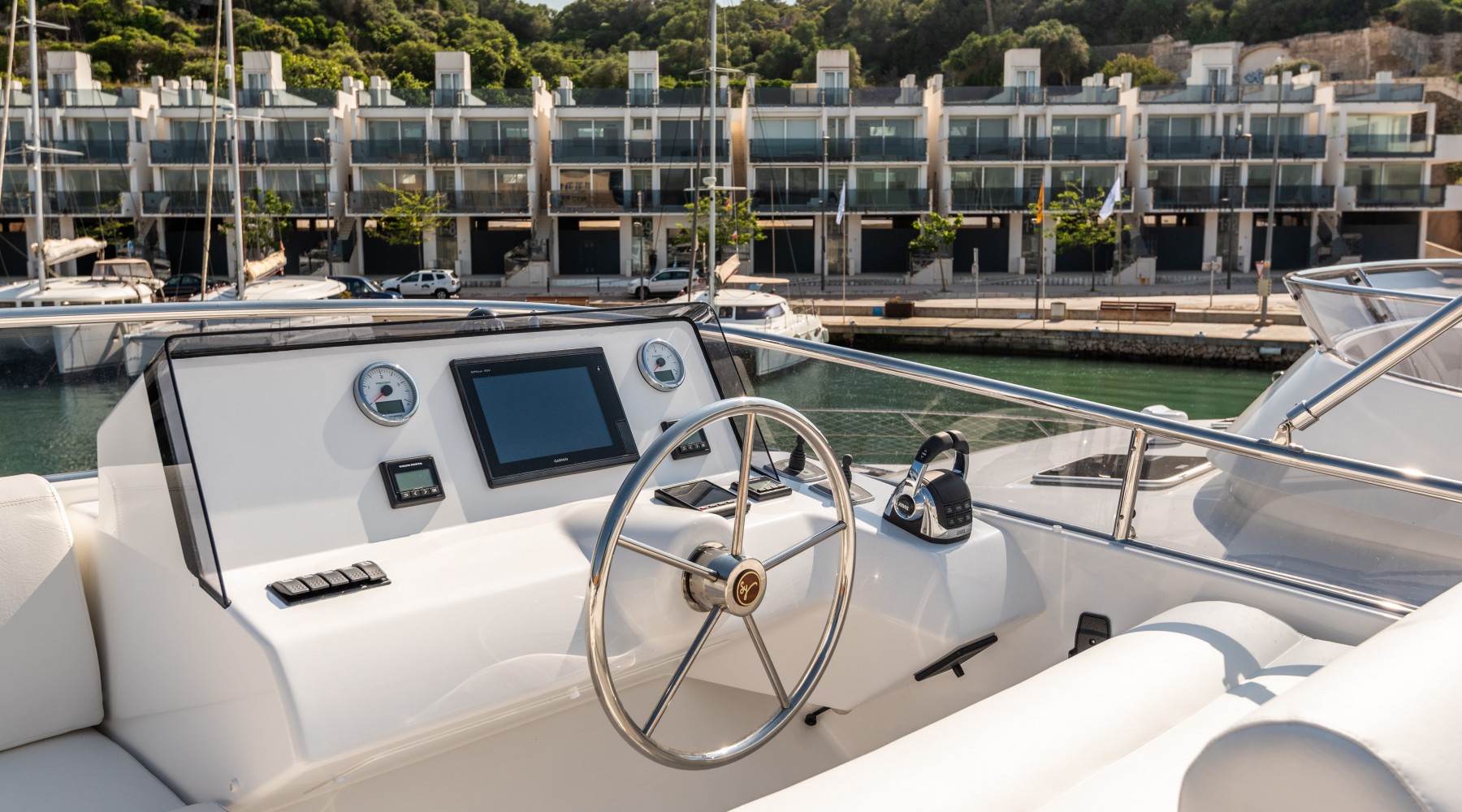 menorquin_54_fb_foto_catalogo_sasga_yachts_menorquin_54_fb_08_puesto_de_mando_flybridge.jpg