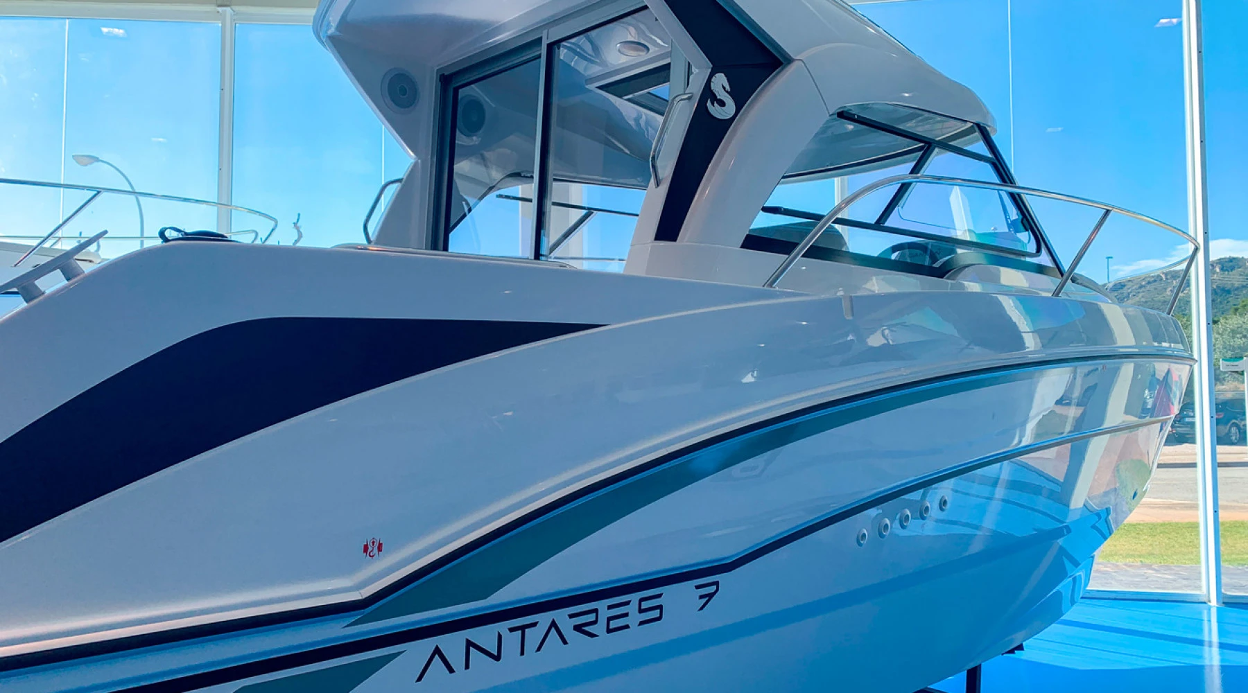 Beneteau Antares 7 OB 3