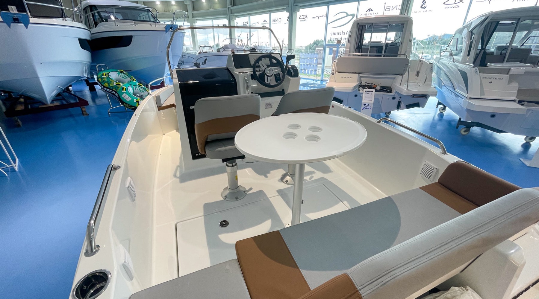beneteau_flyer_6_spacedeck_bc185065_3.jpg