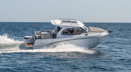 antares_8_ob_foto_catalogo_beneteau_antares_8_ob_00_lifestyle_navegar_cruising.JPG