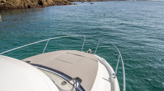 antares_8_ob_foto_catalogo_beneteau_antares_8_ob_04_solarium_proa_cruising.JPG