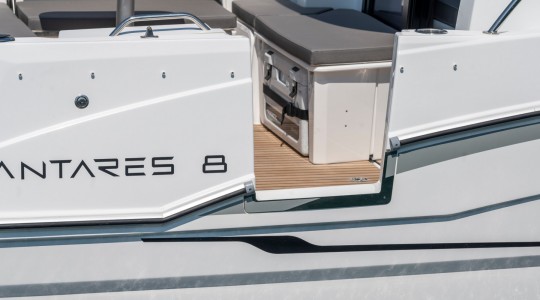 antares_8_ob_foto_catalogo_beneteau_antares_8_ob_08_acceso_banera_lateral_cruising.JPG