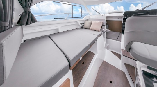 antares_8_ob_foto_catalogo_beneteau_antares_8_ob_10_comedor_interior_cruising.JPG