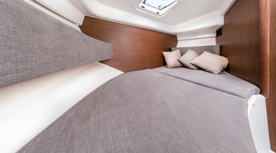 antares_8_ob_foto_catalogo_beneteau_antares_8_ob_12_cabina_dormitorio_cruising.JPG