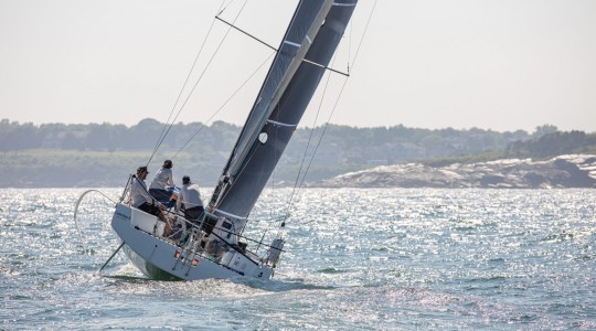 figaro_3_foto_catalogo_beneteau_figaro_3_06_popa_navegando_con_foils.JPG