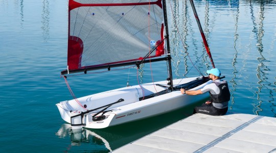 first_14_se_foto_catalogo_beneteau_first_14_se_07_velero_en_el_pantalan.JPG