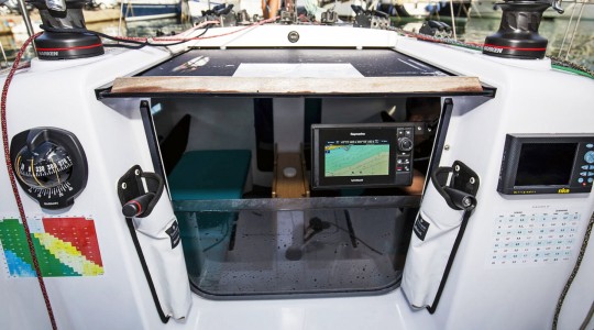 first_27_se_foto_catalogo_beneteau_first_27_se_05_electronica.JPG