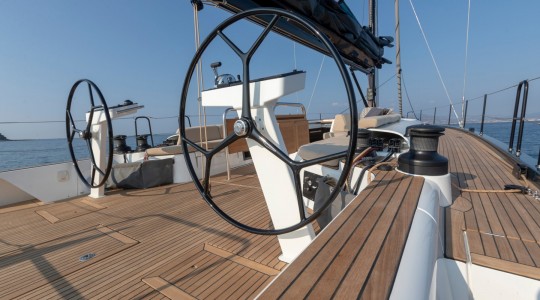 first_yacht_53_foto_catalogo_beneteau_first_yacht_53_08_puesto_de_mando.JPG