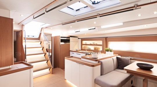 first_yacht_53_foto_catalogo_beneteau_first_yacht_53_13_acceso_interior_cocina_salon.JPG