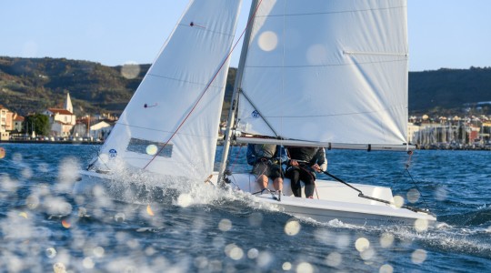 first_14_foto_catalogo_beneteau_first_14_05_velero_de_regata_4_metros.JPG