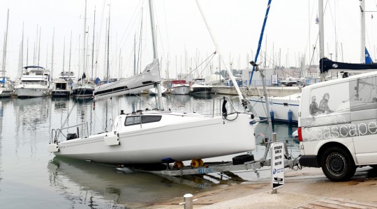 first_24_foto_catalogo_beneteau_first_24_05_remolcar_velero_en_puerto.JPG