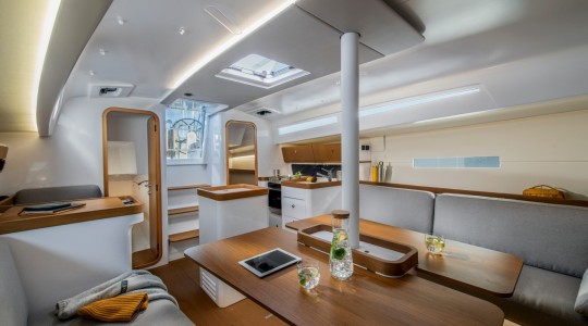 first_36_foto_catalogo_beneteau_first_36_06_acceso_salon_comedor.JPG