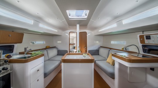 first_36_foto_catalogo_beneteau_first_36_08_interior_salon_comedor.JPG