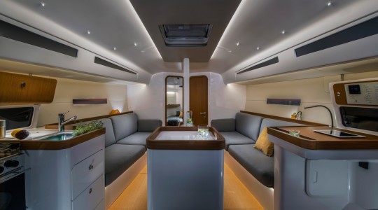 first_36_foto_catalogo_beneteau_first_36_09_luces_salon_comedor.JPG