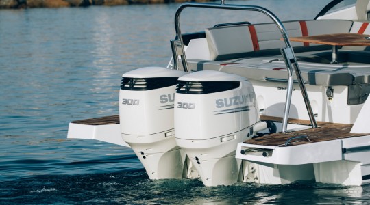 flyer_10_foto_catalogo_beneteau_flyer_10_10_motorizacion_suzuki_300cv.JPG
