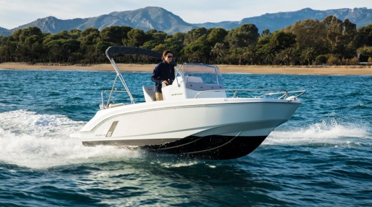 flyer_6_spacedeck_foto_catalogo_beneteau_flyer_6_spacedeck_00_navegando.JPG