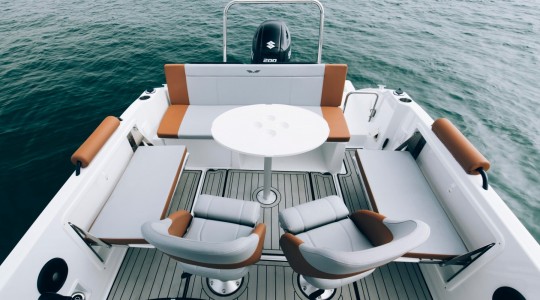 flyer_7_spacedeck_foto_catalogo_beneteau_flyer_7_spacedeck_10_solarium_banera_popa.JPG