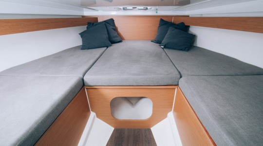 flyer_7_sundeck_foto_catalogo_beneteau_flyer_7_sundeck_10_camarote_interior.JPG