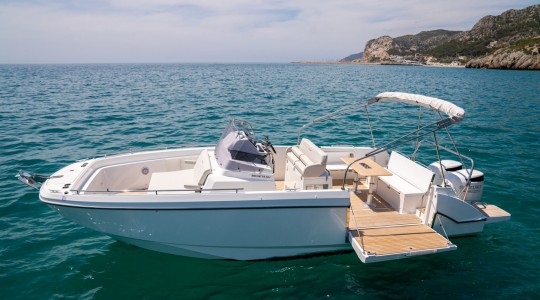 flyer_9_spacedeck_foto_catalogo_beneteau_flyer_9_spacedeck_05_plataforma_de_bano_lateral.JPG