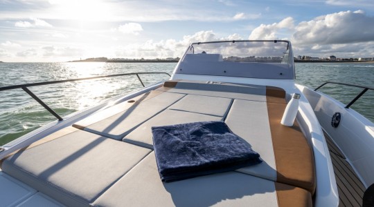 flyer_9_sundeck_foto_catalogo_beneteau_flyer_9_sundeck_07_solarium_proa.JPG