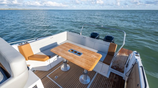 flyer_9_sundeck_foto_catalogo_beneteau_flyer_9_sundeck_08_banera_popa.JPG