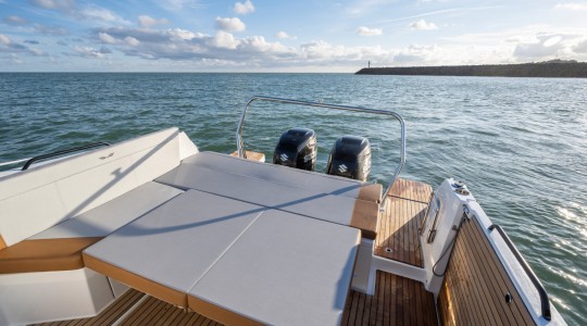 flyer_9_sundeck_foto_catalogo_beneteau_flyer_9_sundeck_09_solarium_popa.JPG