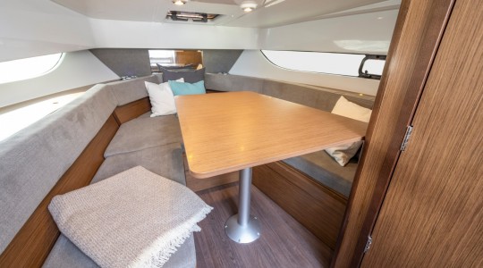 flyer_9_sundeck_foto_catalogo_beneteau_flyer_9_sundeck_11_mesa_interior_camarote.JPG