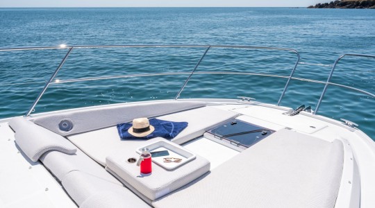 gran_turismo_36_foto_catalogo_beneteau_gran_turismo_36_ib_06_solarium_proa_tomar_el_sol.JPG