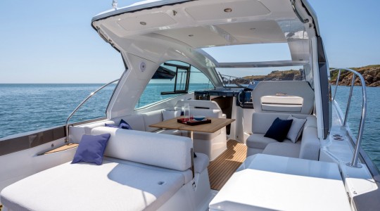 gran_turismo_36_foto_catalogo_beneteau_gran_turismo_36_ib_09_cockpit_banera_popa.JPG