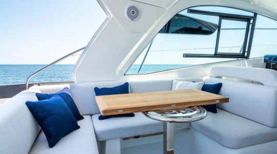 gran_turismo_36_foto_catalogo_beneteau_gran_turismo_36_ib_11_cockpit_salon_solarium_popa.JPG