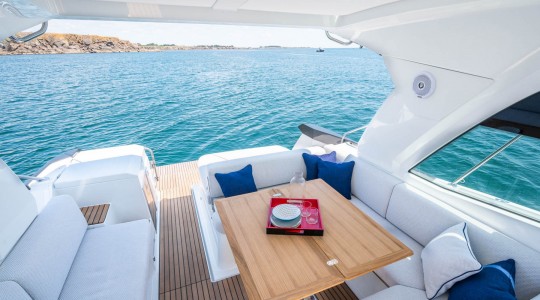 gran_turismo_36_foto_catalogo_beneteau_gran_turismo_36_ib_13_cockpit_salon_comedor_cocina.jpg