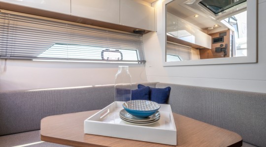 gran_turismo_36_foto_catalogo_beneteau_gran_turismo_36_ib_18_salon_comedor_interior.JPG