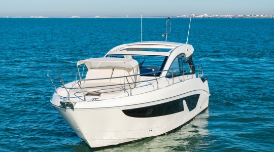 gran_turismo_41_foto_catalogo_beneteau_gran_turismo_41_04_fondeo_bimini_proa.JPG