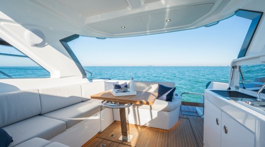 gran_turismo_41_foto_catalogo_beneteau_gran_turismo_41_07_cockpit_salon_cocina.JPG