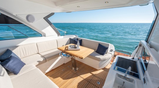 gran_turismo_41_foto_catalogo_beneteau_gran_turismo_41_08_banera_popa_cockpit_mesa.JPG