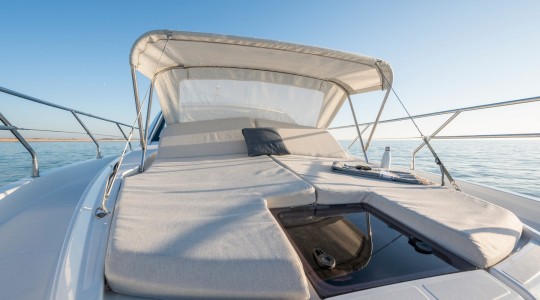 gran_turismo_41_foto_catalogo_beneteau_gran_turismo_41_16_solarium_bimini_toldo_proa.JPG