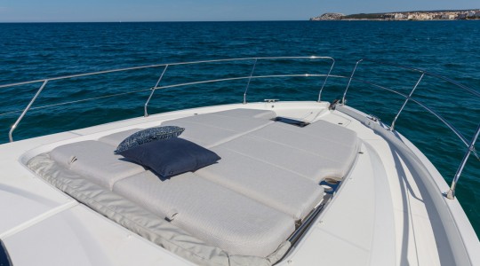 gran_turismo_45_foto_catalogo_beneteau_gran_turismo_45_05_solarium_proa.JPG