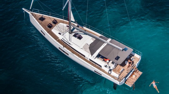 oceanis_yacht_54_foto_catalogo_beneteau_oceanis_yacht_54_04_fondeo_vacaciones_a_bordo.JPG