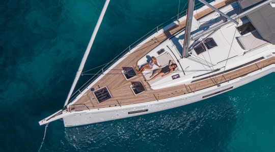 oceanis_yacht_54_foto_catalogo_beneteau_oceanis_yacht_54_05_cubierta_solarium_proa_tomar_el_sol.JPG